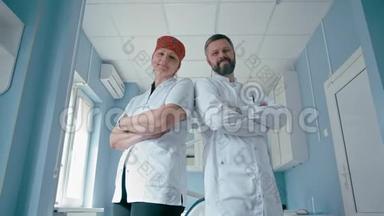 站在医院病房里的两位自信医生的画像